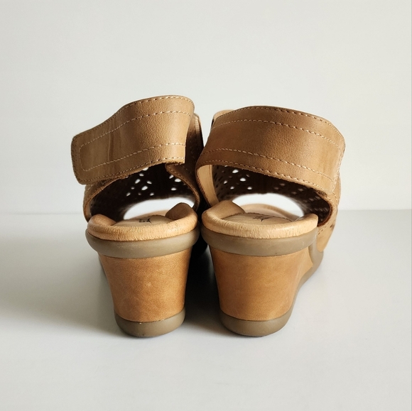 Earth Cascade Women's 9D Wide Camel Vintge Leather Wedge Sandals - Picture 6 of 11